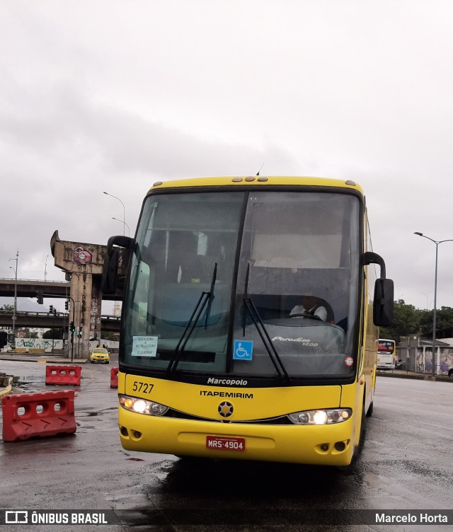 Viação Itapemirim 5727 na cidade de Rio de Janeiro, Rio de Janeiro, Brasil, por Marcelo Horta. Número da foto: #9648721.