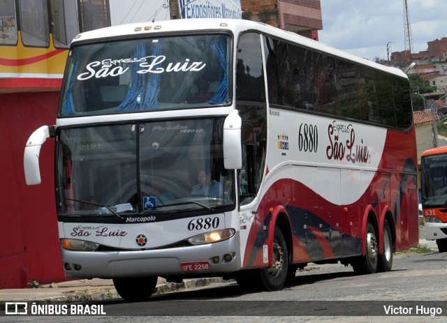 Expresso São Luiz 6880 na cidade de Caruaru, Pernambuco, Brasil, por Victor Hugo. Número da foto: #9649576.