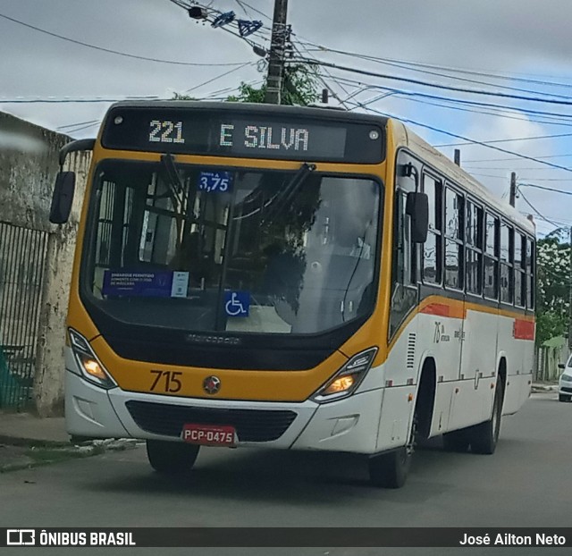 Empresa Metropolitana 715 na cidade de Recife, Pernambuco, Brasil, por José Ailton Neto. Número da foto: #9665688.