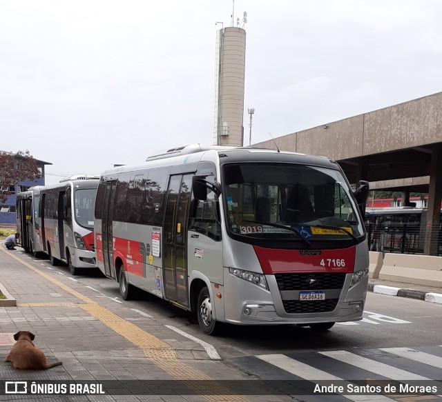 Pêssego Transportes 4 7166 na cidade de São Paulo, São Paulo, Brasil, por Andre Santos de Moraes. ID da foto: 9665146.