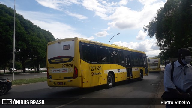 Viação Pioneira 227528 na cidade de Brasília, Distrito Federal, Brasil, por Pietro Ribeiro. Número da foto: #9699671.