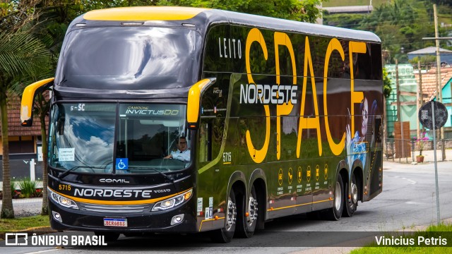 Expresso Nordeste 5715 na cidade de Joinville, Santa Catarina, Brasil, por Vinicius Petris. Número da foto: #9705443.