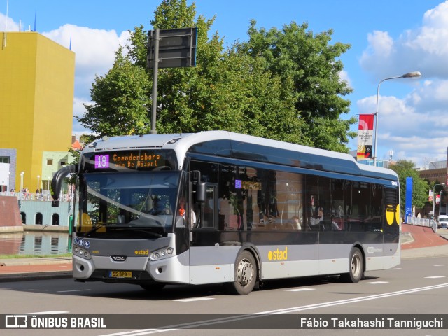 Qbuzz 7023 na cidade de Groningen, Groningen, Países Baixos, por Fábio Takahashi Tanniguchi. Número da foto: #10474238.