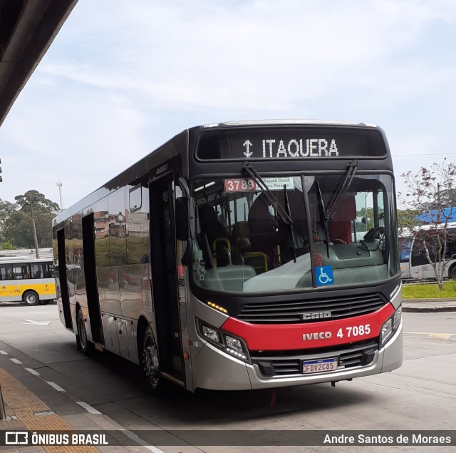 Pêssego Transportes 4 7085 na cidade de São Paulo, São Paulo, Brasil, por Andre Santos de Moraes. ID da foto: 10476779.