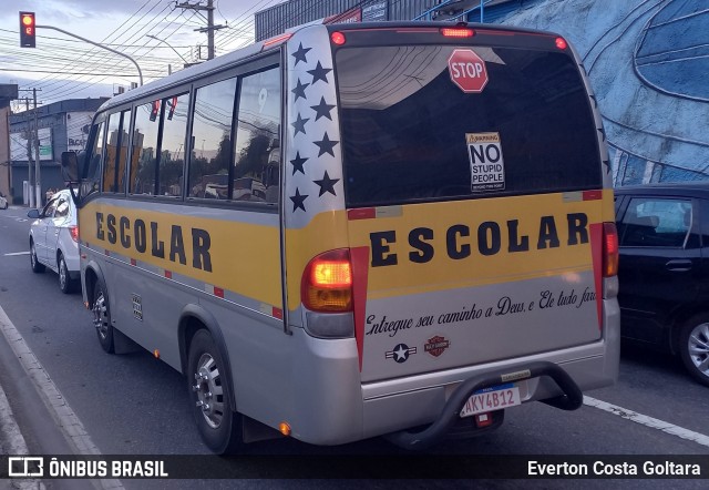 Escolares AKY4B12 na cidade de Cariacica, Espírito Santo, Brasil, por Everton Costa Goltara. Número da foto: #10498442.