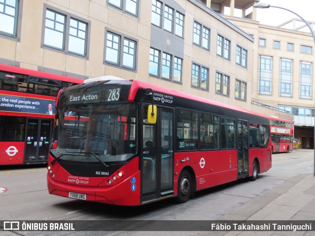 London United DLE30342 na cidade de London, Greater London, Inglaterra, por Fábio Takahashi Tanniguchi. Número da foto: #10509792.