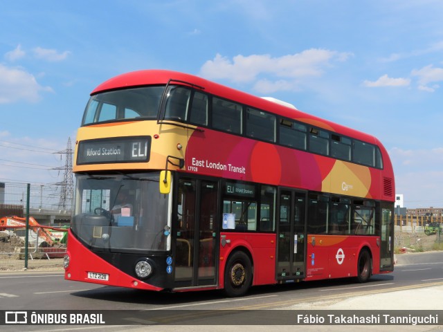 Blue Triangle Buses Limited LT928 na cidade de Barking, Greater London, Inglaterra, por Fábio Takahashi Tanniguchi. Número da foto: #10442241.
