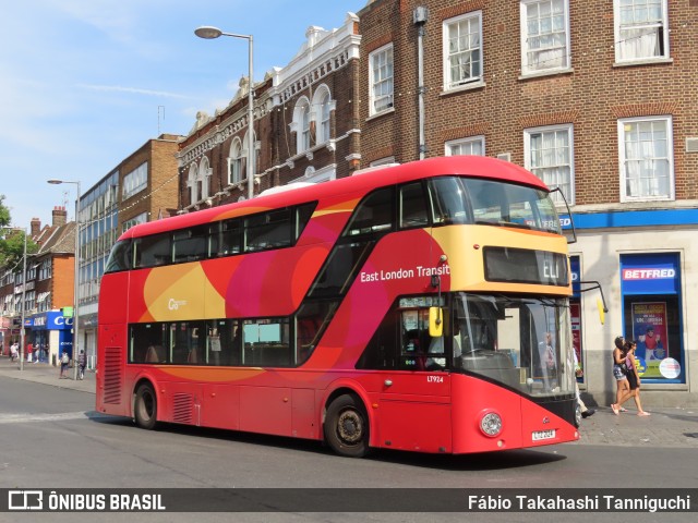 Blue Triangle Buses Limited LT924 na cidade de Barking, Greater London, Inglaterra, por Fábio Takahashi Tanniguchi. Número da foto: #10442259.