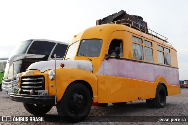 Ônibus Particulares 1952 na cidade de Curitiba, Paraná, Brasil, por jessé pereira. ID da foto: 10528791.