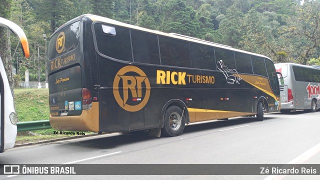 Transporte Rick Turismo RJ 820.020 na cidade de Petrópolis, Rio de Janeiro, Brasil, por Zé Ricardo Reis. ID da foto: 10448291.