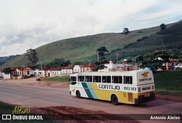 Empresa Gontijo de Transportes 8030 na cidade de Santa Rita de Minas, Minas Gerais, Brasil, por Antonio Aleixo. ID da foto: 10532958.