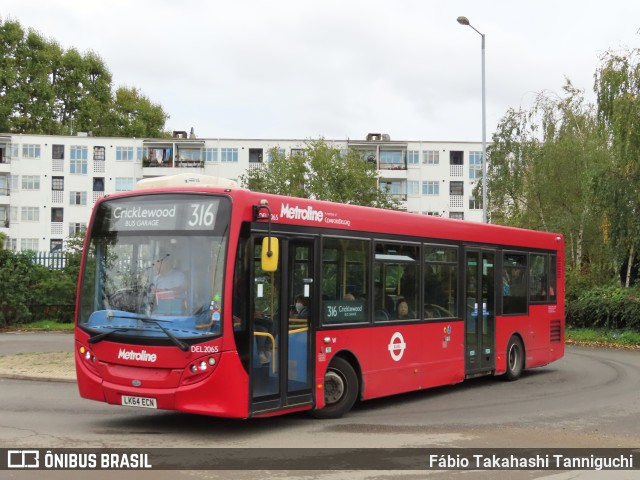 Metroline DEL2065 na cidade de London, Greater London, Inglaterra, por Fábio Takahashi Tanniguchi. ID da foto: 10559980.