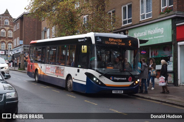 Stagecoach 37477 na cidade de Exeter, Devon, Inglaterra, por Donald Hudson. Número da foto: #10570038.
