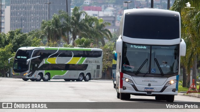 Auto Viação Catarinense 321302 na cidade de Florianópolis, Santa Catarina, Brasil, por Vinicius Petris. Número da foto: #10574075.