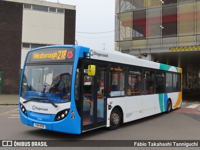 Stagecoach 37088 na cidade de Rotherham, South Yorkshire, Inglaterra, por Fábio Takahashi Tanniguchi. ID da foto: 10592224.