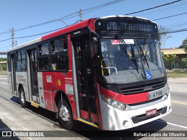 Pêssego Transportes 4 7100 na cidade de São Paulo, São Paulo, Brasil, por Rafael Lopes de Oliveira. ID da foto: 10594457.