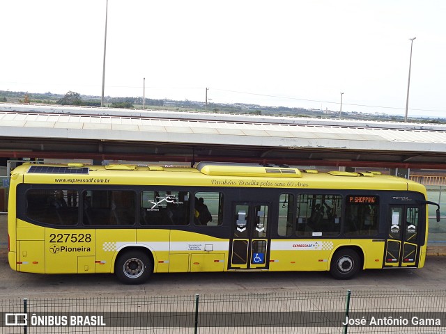 Viação Pioneira 227528 na cidade de Gama, Distrito Federal, Brasil, por José Antônio Gama. Número da foto: #10593655.