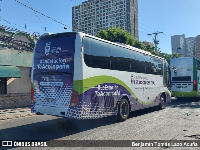 Autobuses sin identificación - Chile Municipalidad De Estación Central na cidade de Estación Central, Santiago, Metropolitana de Santiago, Chile, por Benjamín Tomás Lazo Acuña. ID da foto: 10596836.