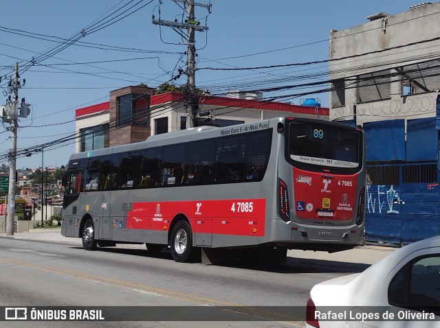 Pêssego Transportes 4 7085 na cidade de São Paulo, São Paulo, Brasil, por Rafael Lopes de Oliveira. Número da foto: #10601197.