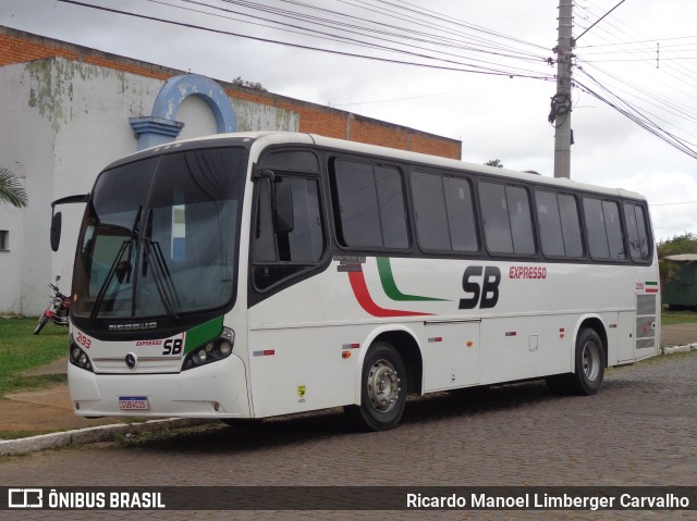 Expresso SB 2193 na cidade de Rio Pardo, Rio Grande do Sul, Brasil, por Ricardo Manoel Limberger Carvalho. Número da foto: #10556013.