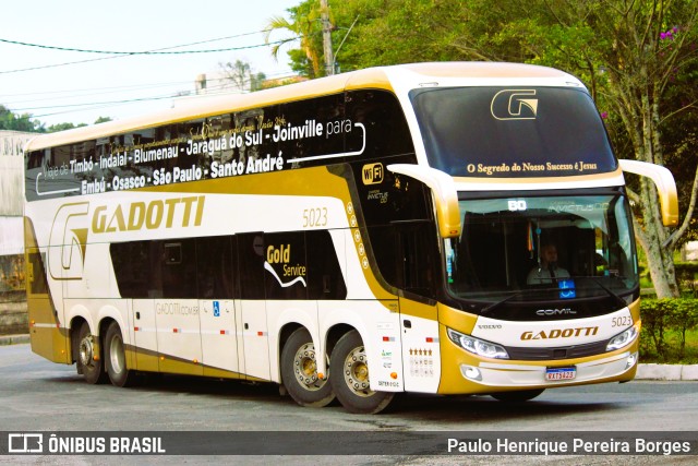 Auto Viação Gadotti 5023 na cidade de Blumenau, Santa Catarina, Brasil, por Paulo Henrique Pereira Borges. ID da foto: 10622413.