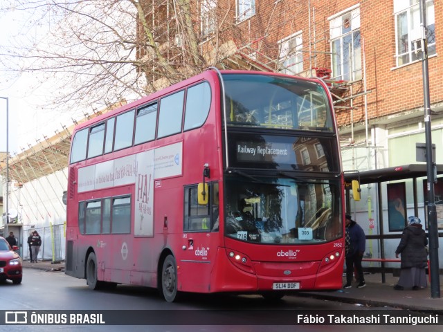 Abellio London Bus Company 2452 na cidade de London, Greater London, Inglaterra, por Fábio Takahashi Tanniguchi. ID da foto: 10683797.