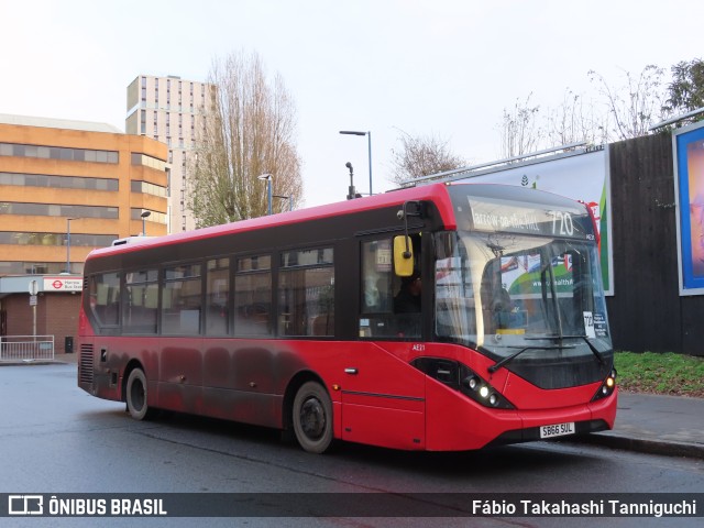 Sullivan Bus & Coach AE21 na cidade de Harrow, Greater London, Inglaterra, por Fábio Takahashi Tanniguchi. Número da foto: #10686771.