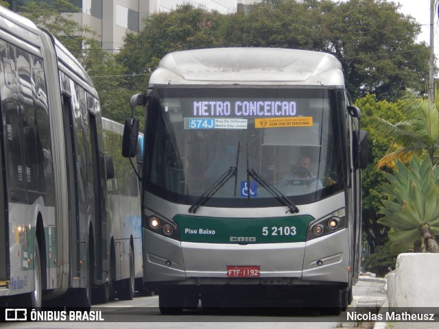 Via Sudeste Transportes S.A. 5 2103 na cidade de São Paulo, São Paulo, Brasil, por Nicolas Matheusz. Número da foto: #10698839.