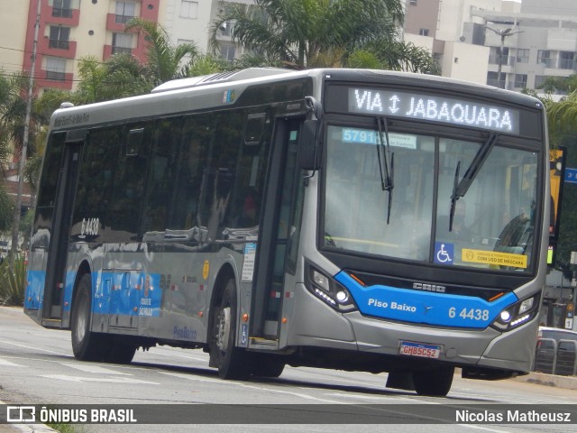 Viação Paratodos > São Jorge > Metropolitana São Paulo > Mobibrasil 6 4438 na cidade de São Paulo, São Paulo, Brasil, por Nicolas Matheusz. ID da foto: 10708117.