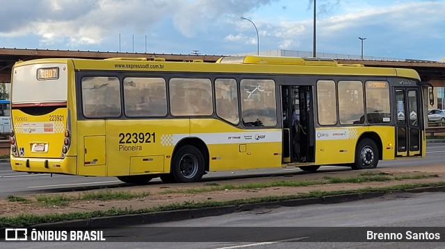 Viação Pioneira 223921 na cidade de Candangolândia, Distrito Federal, Brasil, por Brenno Santos. Número da foto: #10713947.