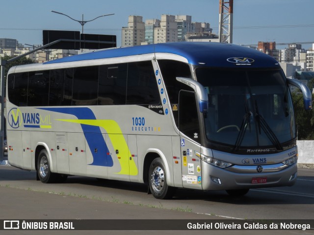 Vans Mil 1030 na cidade de São Paulo, São Paulo, Brasil, por Gabriel Oliveira Caldas da Nobrega. ID da foto: 10715487.