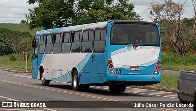 Ônibus Particulares 9165 na cidade de Leopoldina, Minas Gerais, Brasil, por Júlio César Paixão Lacerda. Número da foto: #10715725.