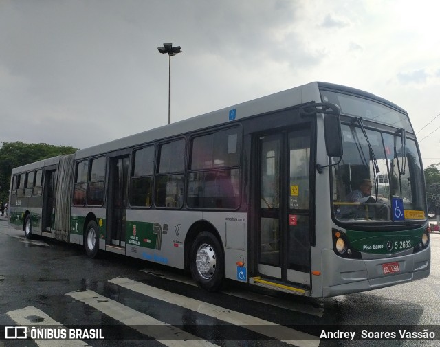 Via Sudeste Transportes S.A. 5 2693 na cidade de São Paulo, São Paulo, Brasil, por Andrey  Soares Vassão. ID da foto: 10628403.