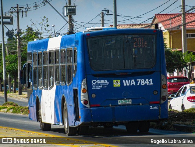 Subus 7033 na cidade de La Pintana, Santiago, Metropolitana de Santiago, Chile, por Rogelio Labra Silva. Número da foto: #10628356.