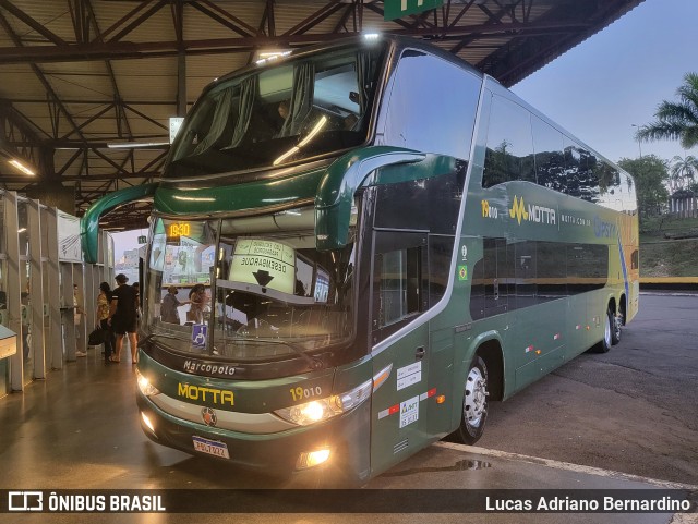 Viação Motta 19010 na cidade de Londrina, Paraná, Brasil, por Lucas Adriano Bernardino. ID da foto: 10718398.