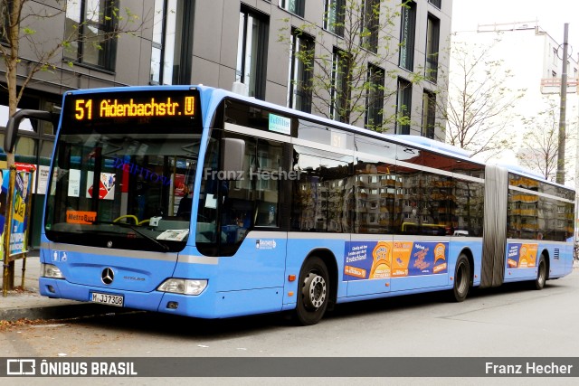Baumann Busbetrieb 7308 na cidade de Munich, Bavaria, Alemanha, por Franz Hecher. Número da foto: #10644981.