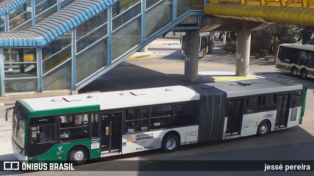 Via Sudeste Transportes S.A. 5 2562 na cidade de São Paulo, São Paulo, Brasil, por jessé pereira. ID da foto: 10649349.