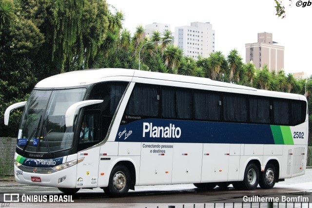Planalto Transportes 2502 na cidade de Curitiba, Paraná, Brasil, por Guilherme Bomfim. Número da foto: #9739037.