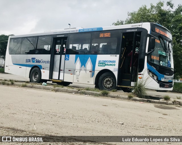 Viação Galo Branco 5.074 na cidade de São Gonçalo, Rio de Janeiro, Brasil, por Luiz Eduardo Lopes da Silva. Número da foto: #9754401.