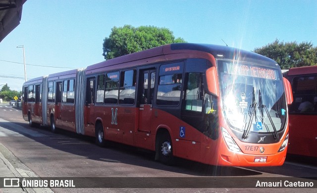 Expresso Azul 17E17 na cidade de Curitiba, Paraná, Brasil, por Amauri Caetano. ID da foto: 9757468.