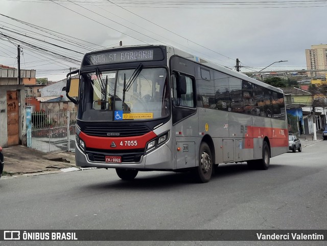 Pêssego Transportes 4 7055 na cidade de São Paulo, São Paulo, Brasil, por Vanderci Valentim. Número da foto: #9764282.