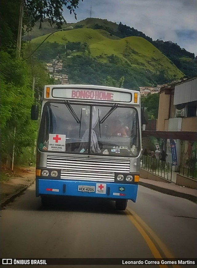 Ônibus Particulares AEK4205 na cidade de Petrópolis, Rio de Janeiro, Brasil, por Leonardo Correa Gomes Martins. Número da foto: #9772542.