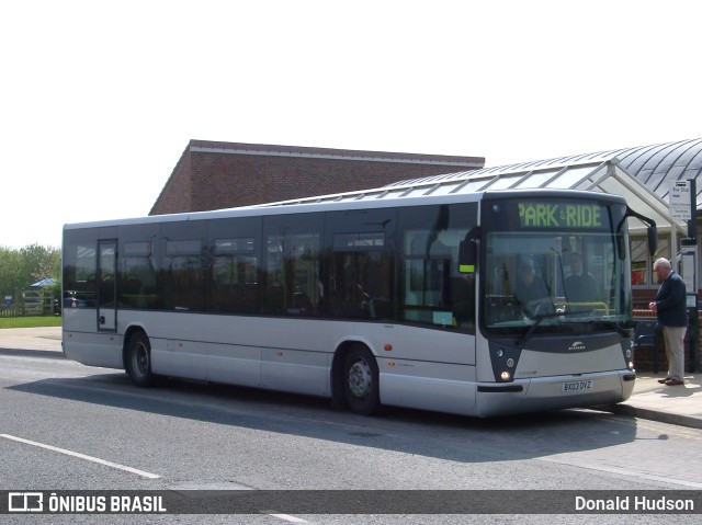 Ônibus Particulares  na cidade de York, North Yorkshire, Inglaterra, por Donald Hudson. ID da foto: 9770633.
