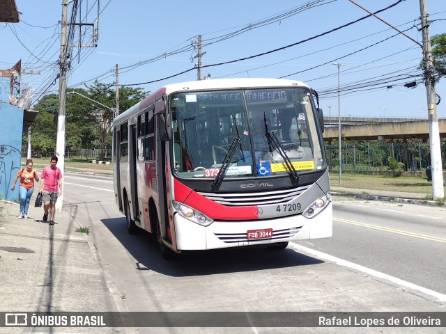 Pêssego Transportes 4 7209 na cidade de São Paulo, São Paulo, Brasil, por Rafael Lopes de Oliveira. Número da foto: #9818157.