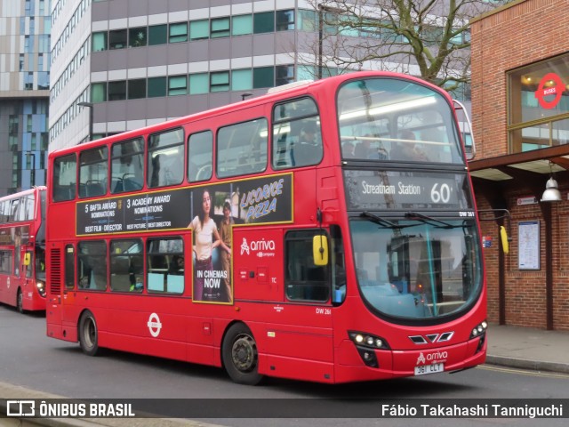 Arriva DW361 na cidade de Croydon, Greater London, Inglaterra, por Fábio Takahashi Tanniguchi. Número da foto: #9817981.