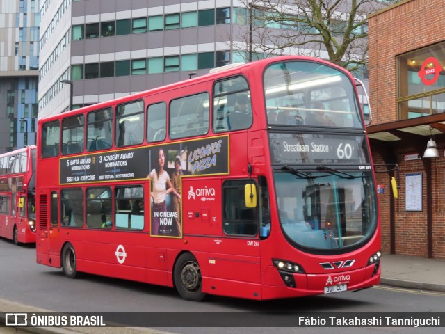 Arriva DW361 na cidade de Croydon, Greater London, Inglaterra, por Fábio Takahashi Tanniguchi. ID da foto: 9817981.