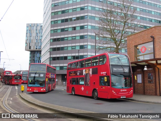 Arriva T164 na cidade de Croydon, Greater London, Inglaterra, por Fábio Takahashi Tanniguchi. Número da foto: #9820130.