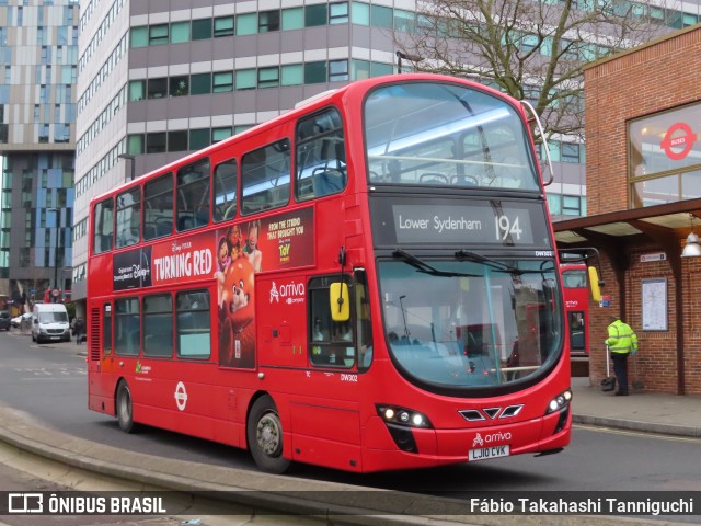 Arriva DW302 na cidade de Croydon, Greater London, Inglaterra, por Fábio Takahashi Tanniguchi. ID da foto: 9828839.