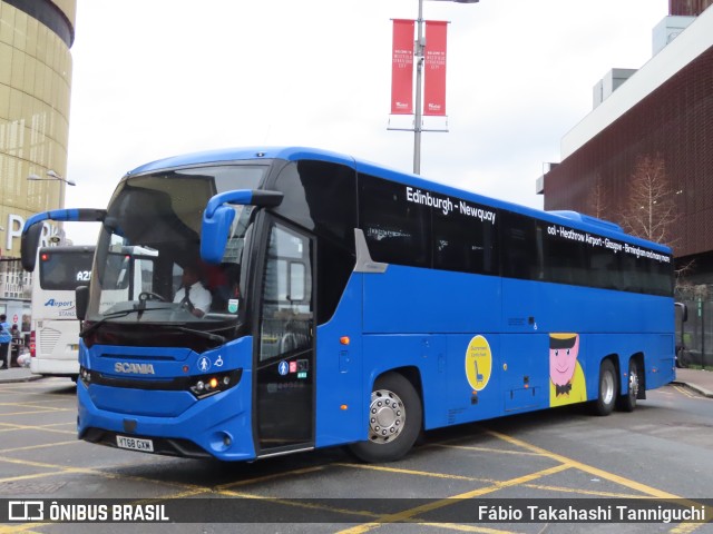 Freestones Coaches YT68GXM na cidade de London, Greater London, Inglaterra, por Fábio Takahashi Tanniguchi. ID da foto: 9843584.