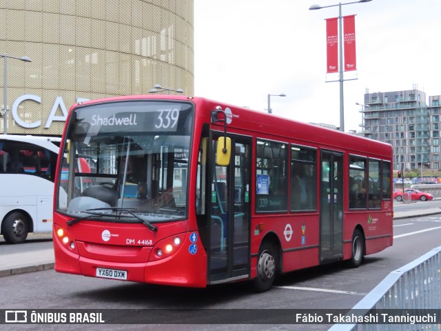 Tower Transit DM44168 na cidade de London, Greater London, Inglaterra, por Fábio Takahashi Tanniguchi. Número da foto: #9845593.